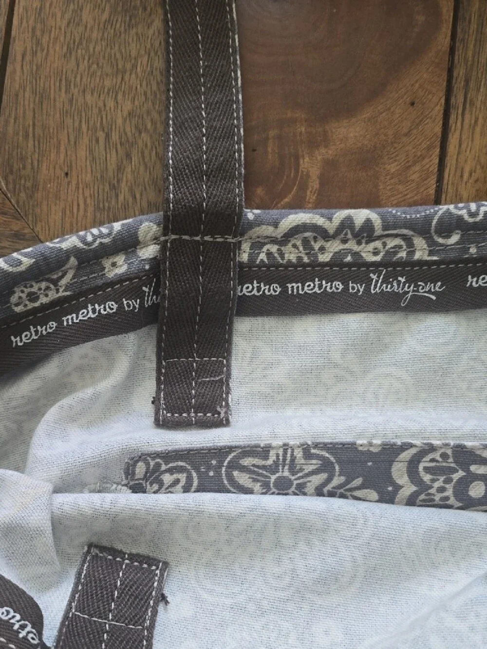 Thirty-One Retro Metro Gray and White Floral/BohoTote. Retired Print